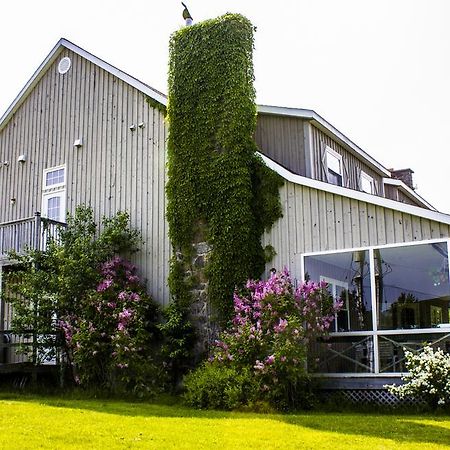 Chanterelle Inn & Cottages Featuring Restaurant 100 Km North River Bridge Exterior photo