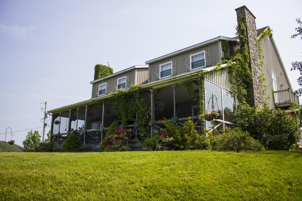 Chanterelle Inn & Cottages Featuring Restaurant 100 Km North River Bridge Exterior photo