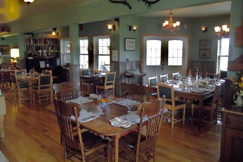 Chanterelle Inn & Cottages Featuring Restaurant 100 Km North River Bridge Exterior photo