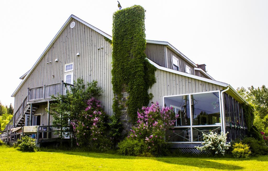 Chanterelle Inn & Cottages Featuring Restaurant 100 Km North River Bridge Exterior photo