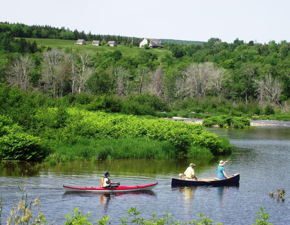 Chanterelle Inn & Cottages Featuring Restaurant 100 Km North River Bridge Exterior photo
