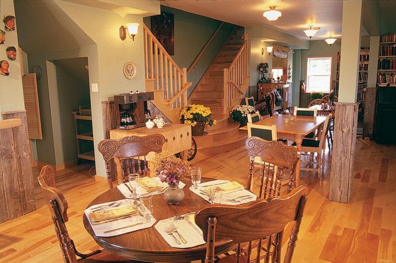 Chanterelle Inn & Cottages Featuring Restaurant 100 Km North River Bridge Exterior photo