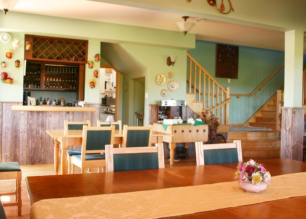 Chanterelle Inn & Cottages Featuring Restaurant 100 Km North River Bridge Exterior photo
